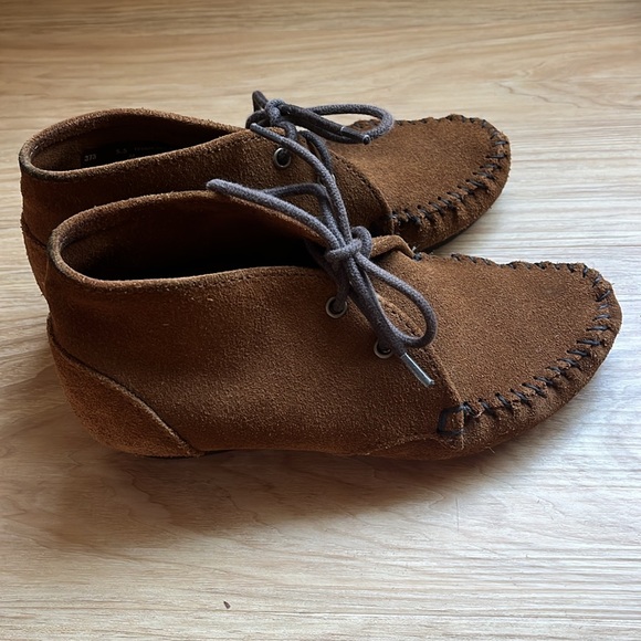 Minnetonka Chukka Wedge Boot Size: 5.5, Color Brown - Picture 4 of 5